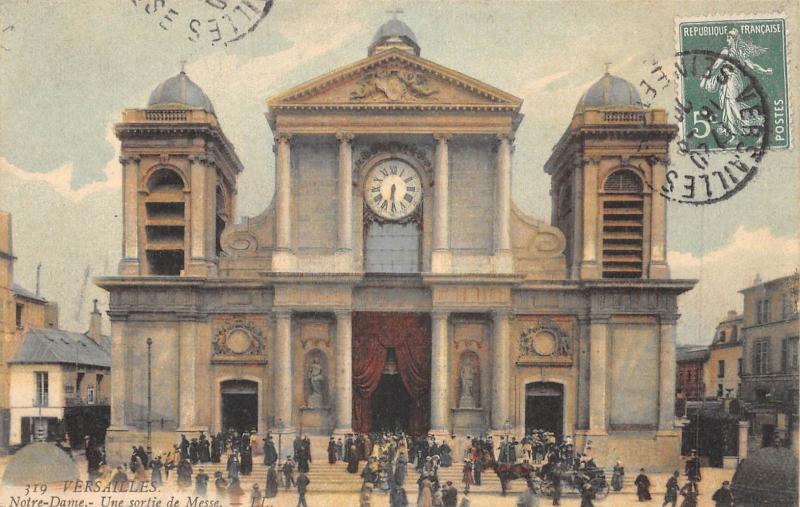 Carte postale ancienne Versailles - Notre Dame - Une Sortie De Messe à Versailles