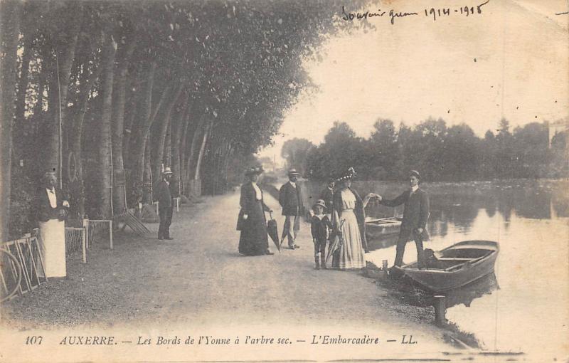 Carte postale ancienne Auxerre - Les Bords De L'Yonne A L'Arbre Sec à Auxerre
