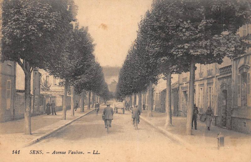 Carte postale ancienne Sens - Avenue Vauban à Sens