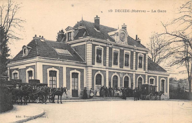 Carte postale ancienne Decize - La Gare à Decize