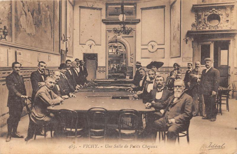 Carte postale ancienne Vichy - Une Salle De Petits Chevaux à Vichy