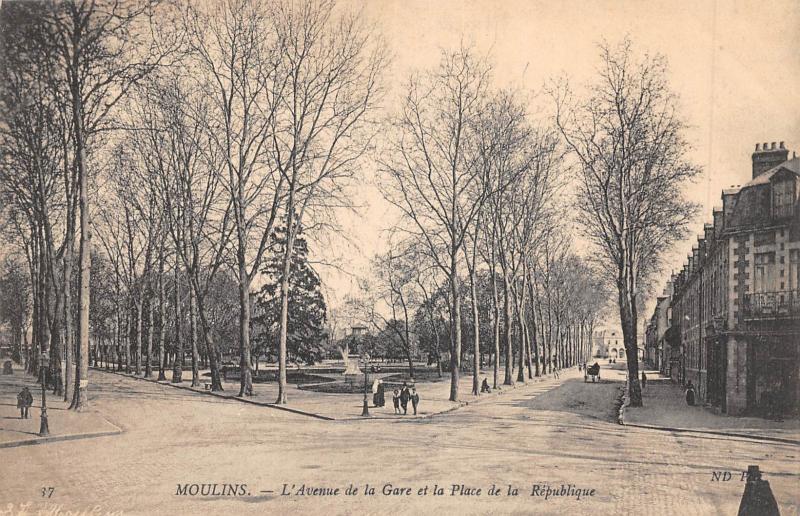 Carte postale ancienne Moulins - L'Avenue De La Gare Et La Place De La Republique à Moulins