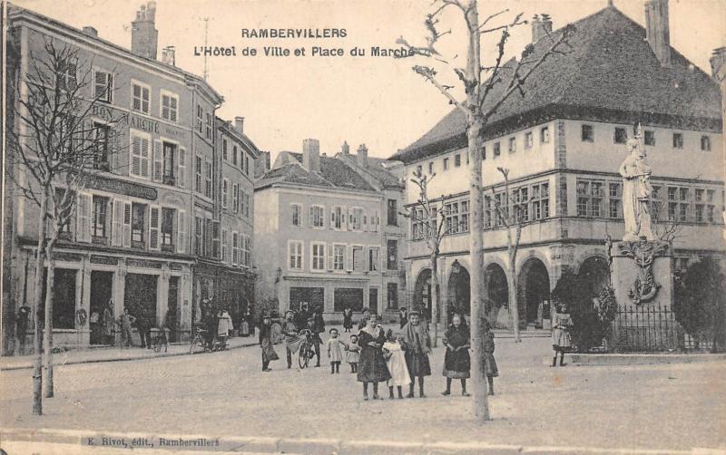 Carte postale ancienne Rambervillers - L'Hotel De Ville Et Place Du Marche à Rambervillers