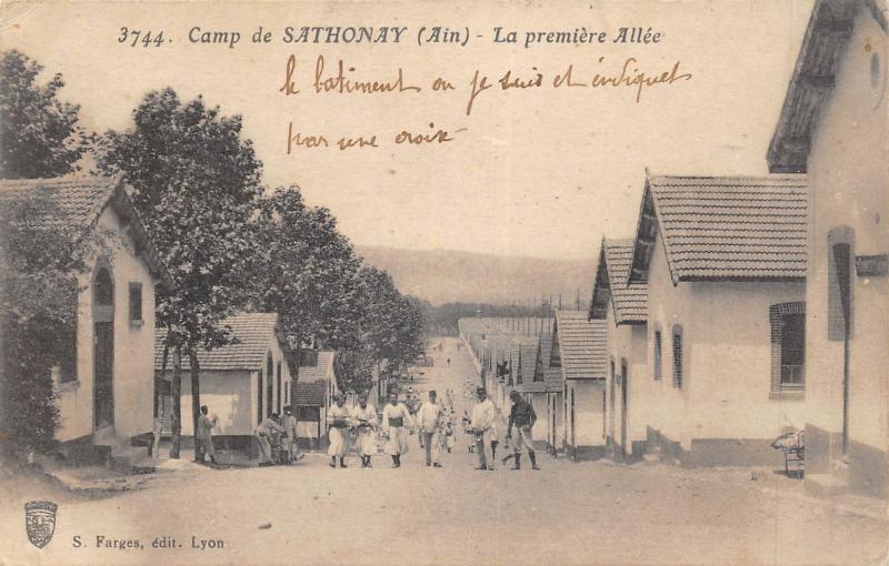 Carte postale ancienne Camp De Sathonay - La Premiere Allee