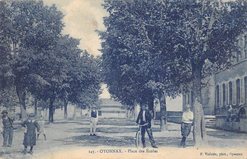 Carte postale ancienne Oyonnax - Place Des Ecoles à Oyonnax