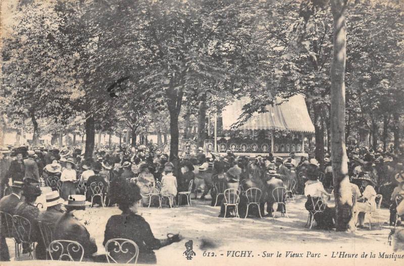 Carte postale ancienne Vichy - Sur Le Vieux Parc - L'Heure De La Musique à Vichy