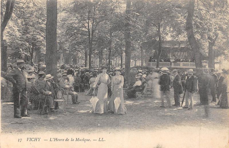 Carte postale ancienne Vichy - L'Heure De La Musique à Vichy