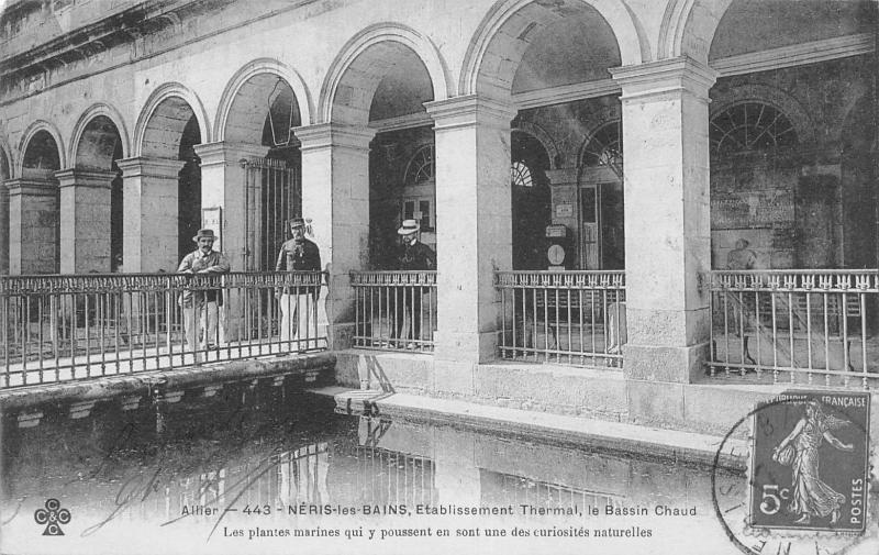 Carte postale ancienne Neris Les Bains - Etablissement Thermal - Le Bassin Chaud à Néris-les-Bains