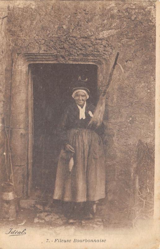 Carte postale ancienne Fileuse Bourbonnaise