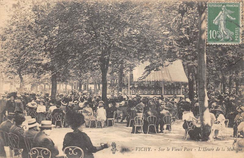 Carte postale ancienne Vichy - Sur Le Vieux Parc - Heure De La Musique à Vichy