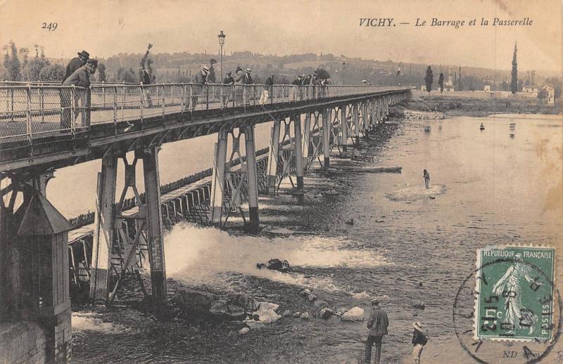 Carte postale ancienne Vichy - Le Barrage Et La Passerelle à Vichy