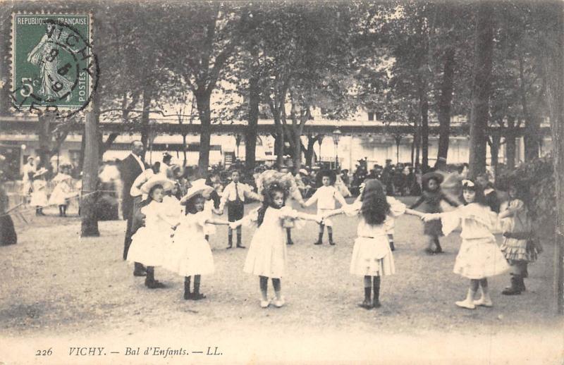 Carte postale ancienne Vichy - Bal D'Enfants à Vichy