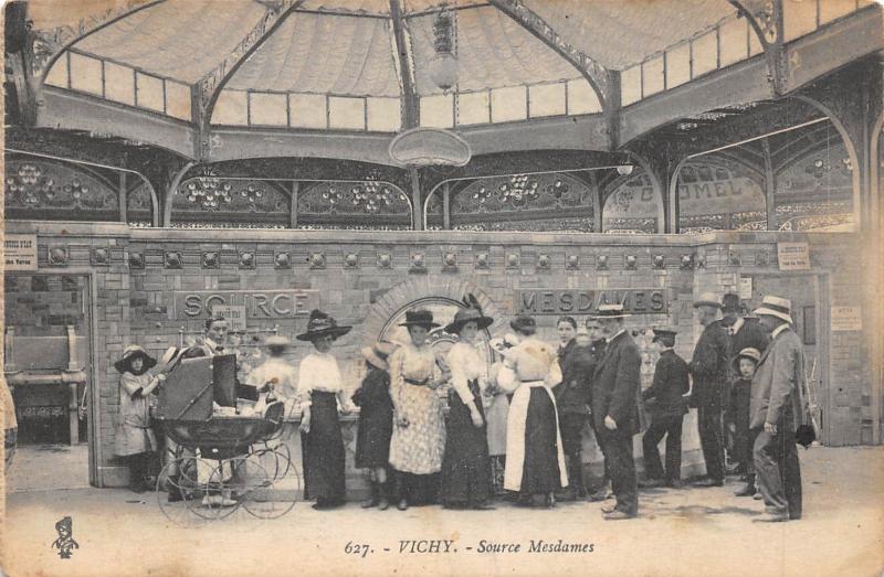 Carte postale ancienne Vichy - Source Mesdames à Vichy