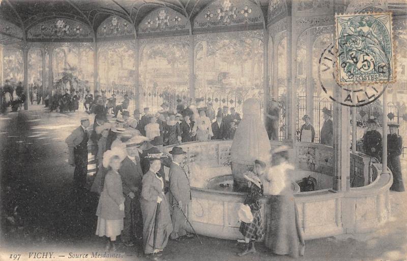 Carte postale ancienne Vichy /SOURCE Mesdames à Vichy