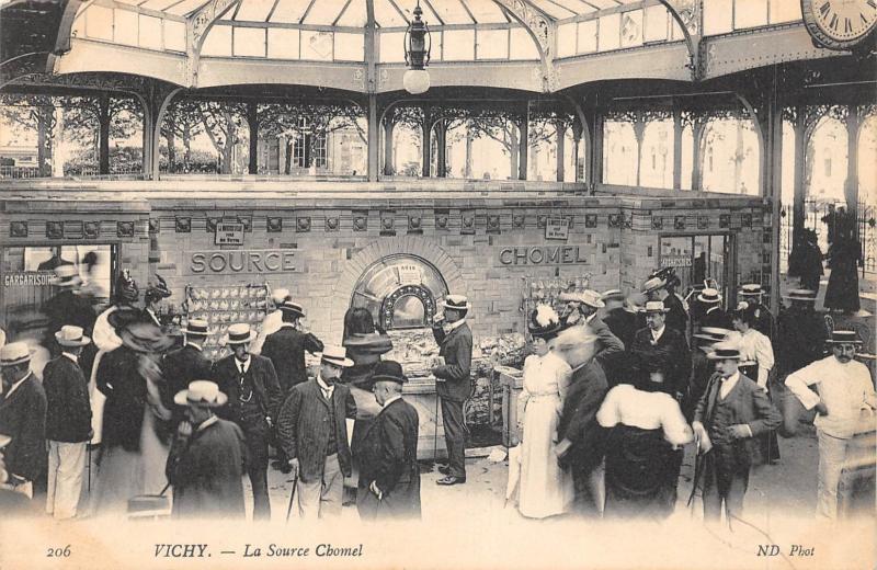 Carte postale ancienne Vichy - La Source Chomel à Vichy