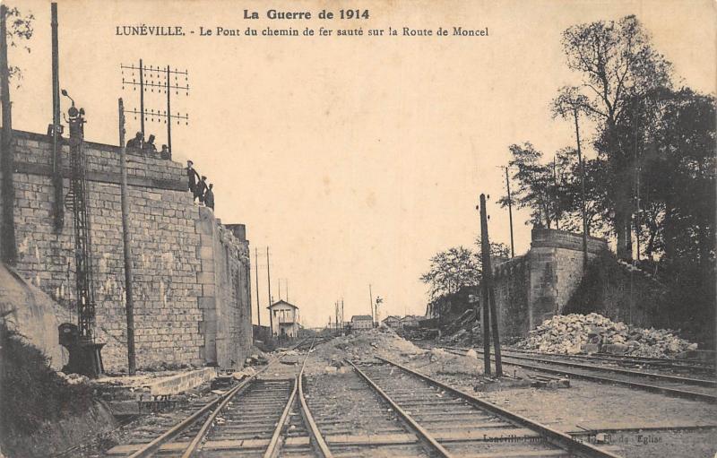 Carte postale ancienne Luneville - Le Pont Du Chemin De Fer Saute Sur La Route De Moncel à Lunéville