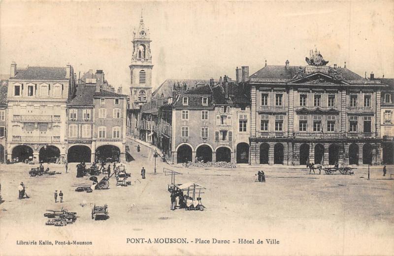 Carte postale ancienne Pont A Mousson - Place Duroc - Hotel De Ville à Pont-à-Mousson