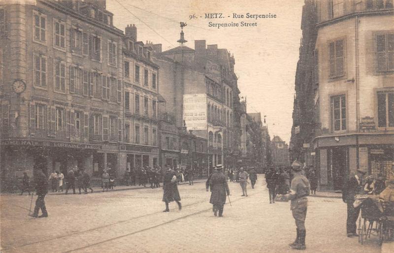 Carte postale ancienne Metz - Rue Serpenoise à Metz