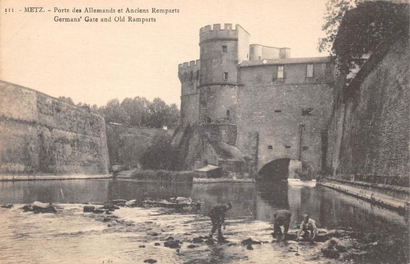 Carte postale ancienne Metz - Porte Des Allemands Et Anciens Remparts à Metz