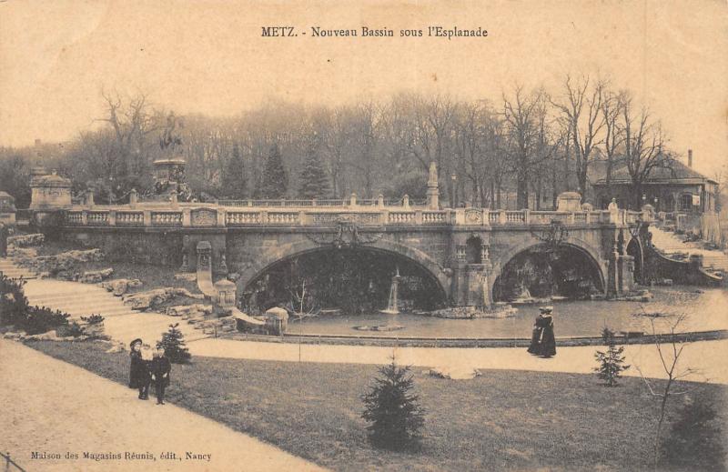 Carte postale ancienne Metz - Nouveau Bassin Sur L'Esplanade à Metz