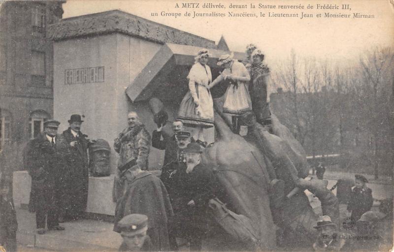 Carte postale ancienne A Metz Delivree - Devant La Statue Renversee De Frederic Iii Groupe Journ