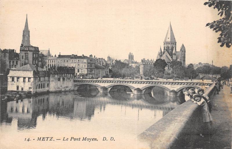 Carte postale ancienne Metz - Le Pont Moyen à Metz