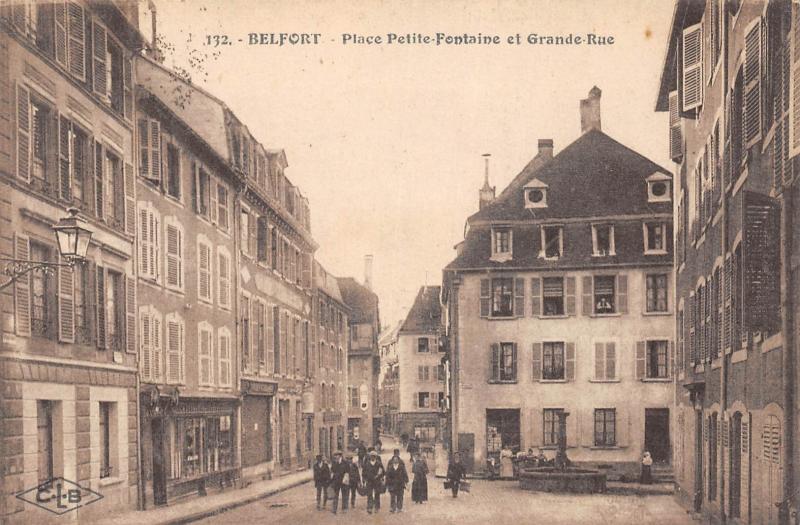 Carte postale ancienne Belfort - Place Petite Fontaine Et Grande Rue à Belfort