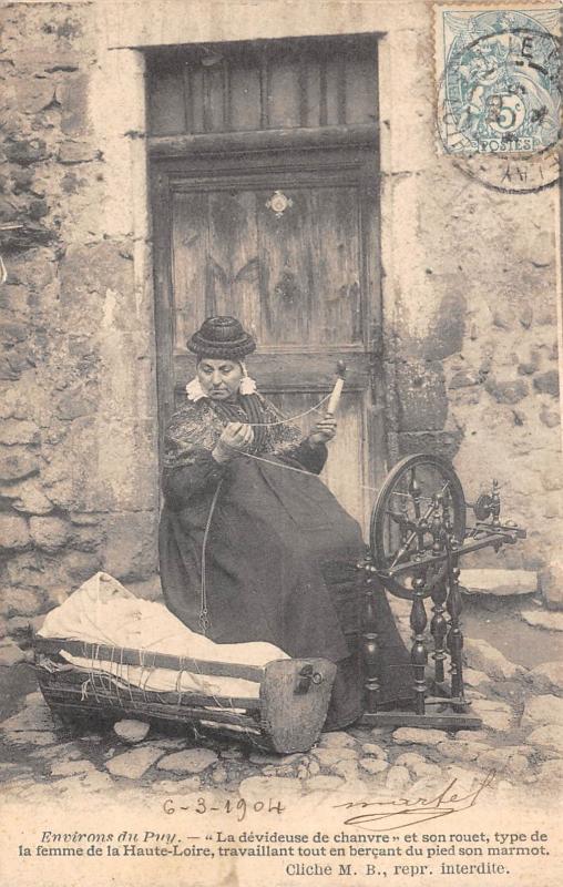 Carte postale ancienne Env.du Puy - La Devideuse De Chanvre Et Son Rouet