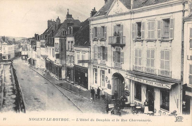 Carte postale ancienne Nogent Le Rotrou - L'Hotel Du Dauphin Et La Rue Charronnerie à Nogent-le-Rotrou