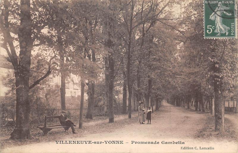 Carte postale ancienne Villeneuve Sur Yonne - Promenade Gambetta à Villeneuve-sur-Yonne