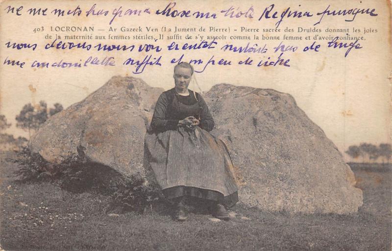 Carte postale ancienne Locronan - Ar Gazeck Ven - Pierre Sacree Des Druides à Locronan