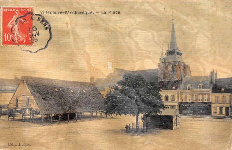 Carte postale ancienne Villeneuve L'Archeveque - La Place - cpa toilée à Villeneuve-l'Archevêque