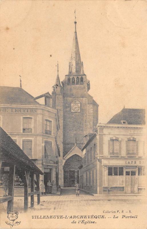Carte postale ancienne Villeneuve L'Archeveque - Le Portail à Villeneuve-l'Archevêque