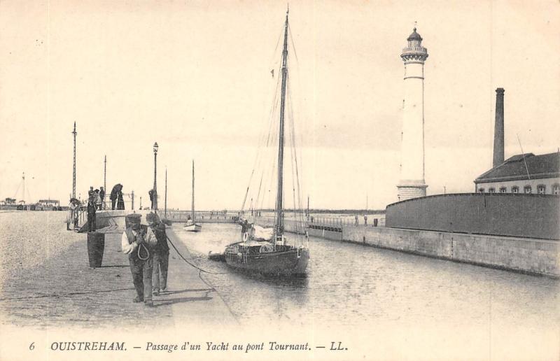 Carte postale ancienne Ouistreham - Passage D'Un Yacht Au Pont Tournant à Ouistreham
