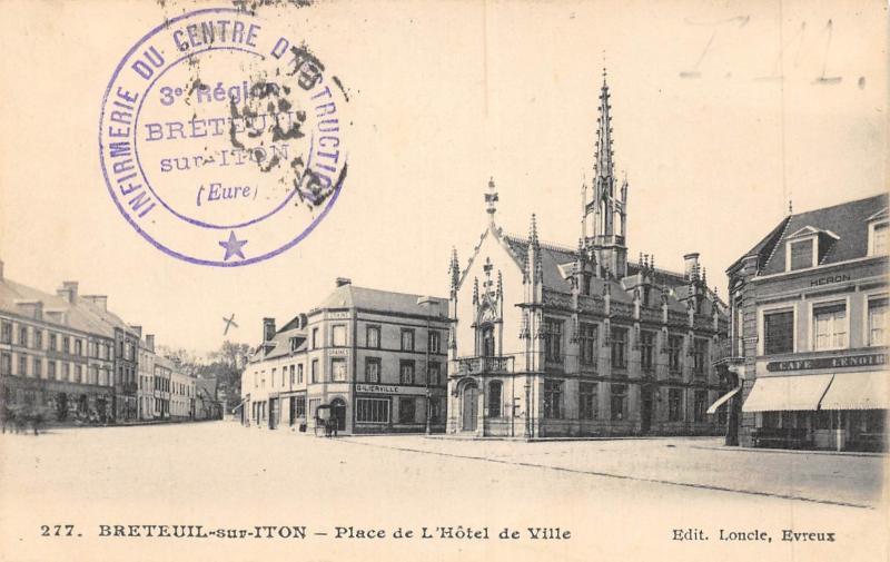 Carte postale ancienne Breteuil Sur Iton - Place Hotel De Ville à Breteuil