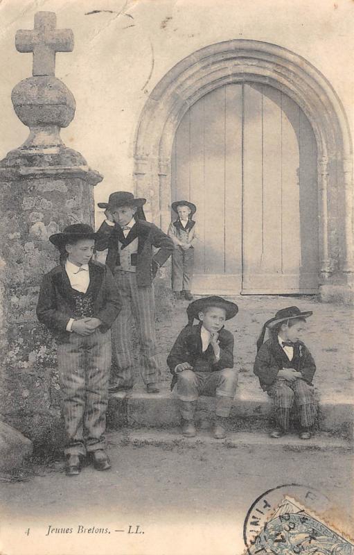 Carte postale ancienne Jeunes Bretons