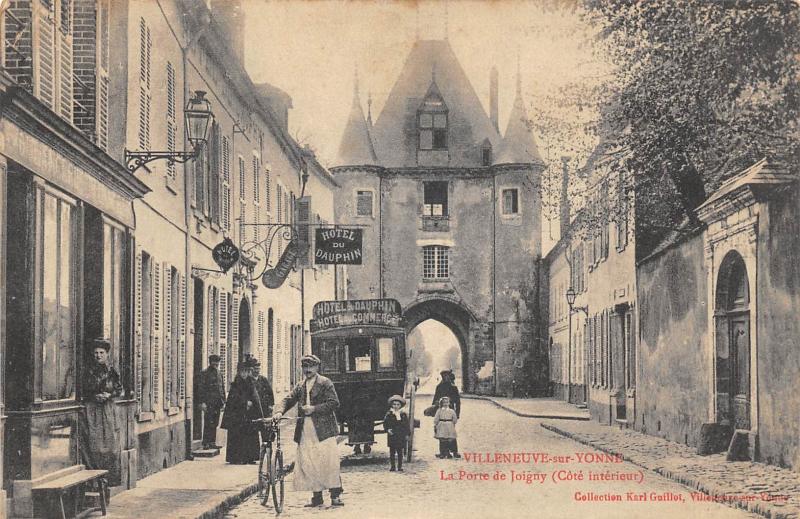 Carte postale ancienne Villeneuve L'Archeveque - La Porte De Joigny - Cote Interieur à Villeneuve-l'Archevêque