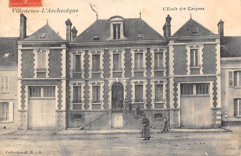 Carte postale ancienne Villeneuve L'Archeveque - L'Ecole Des Garcons à Villeneuve-l'Archevêque