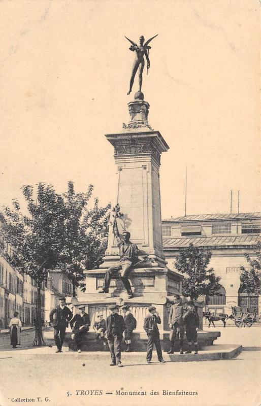 Carte postale ancienne Troyes - Monument Des Bienfaiteurs à Troyes