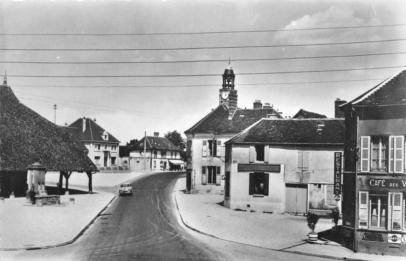 Carte postale ancienne Piney - Place De La Halle à Piney