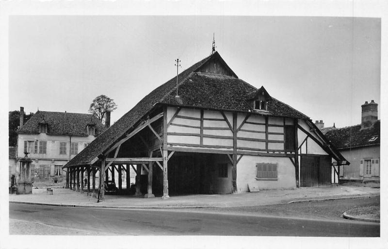Carte postale ancienne Piney - La Halle à Piney