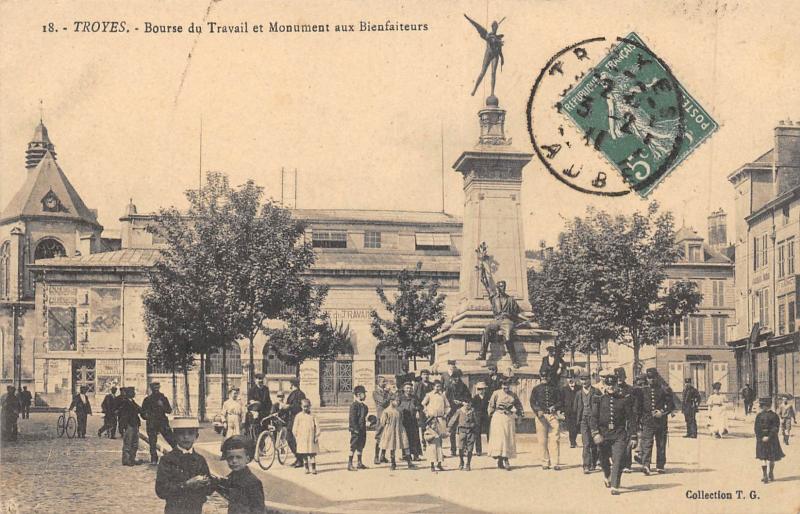 Carte postale ancienne Troyes - Bourse Du Travail Et Monument Des Bienfaiteurs à Troyes