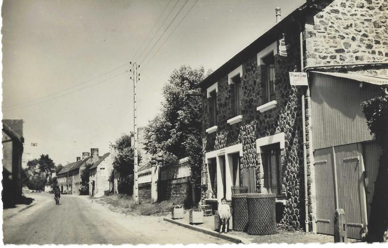 Carte postale ancienne Le centre du bourg à Saint-Mars-d'Égrenne