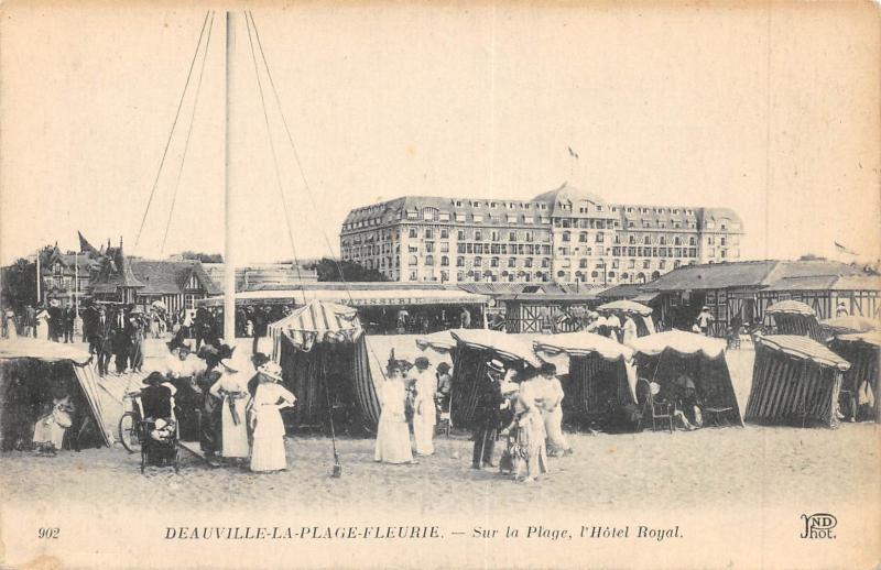 Carte postale ancienne Deauville - Sur La Plage - L'Hotel Royal à Deauville