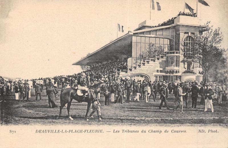 Carte postale ancienne Deauville - Les Tribunes Du Champ De Courses à Deauville